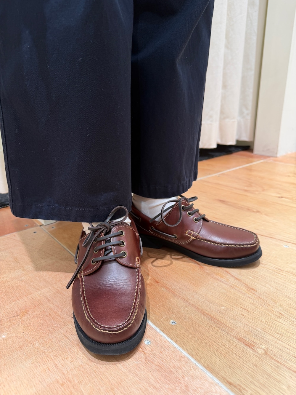 ブルー系のシャツ/ブラウス、ブルー系のチノパンツ、ブラウン系のショルダーバッグを着用したレディースの春コーディネートの7枚目の写真