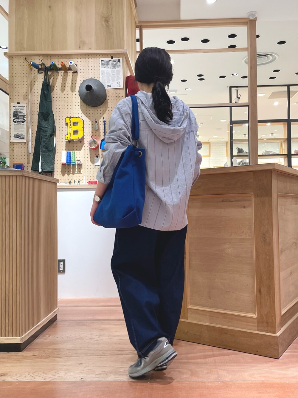 ブルー系のトートバッグ、ブルー系のデニムパンツ、ブルー系のシャツ/ブラウスを着用したレディースの冬コーディネートの3枚目の写真