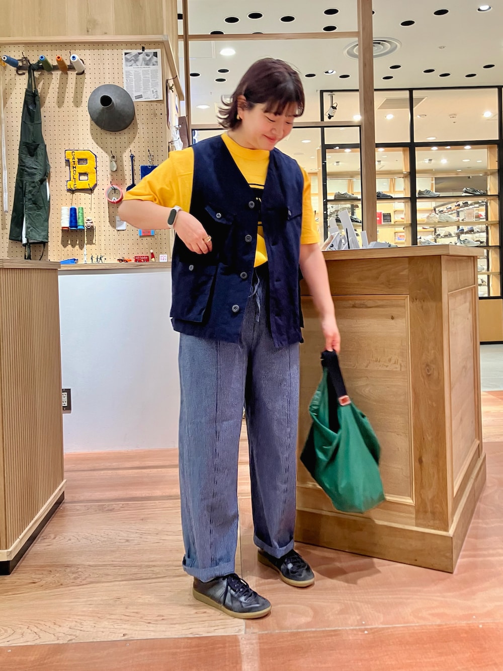 ブルー系のベスト、イエロー系のTシャツ/カットソー、その他のその他パンツを着用したレディースの春コーディネートの4枚目の写真