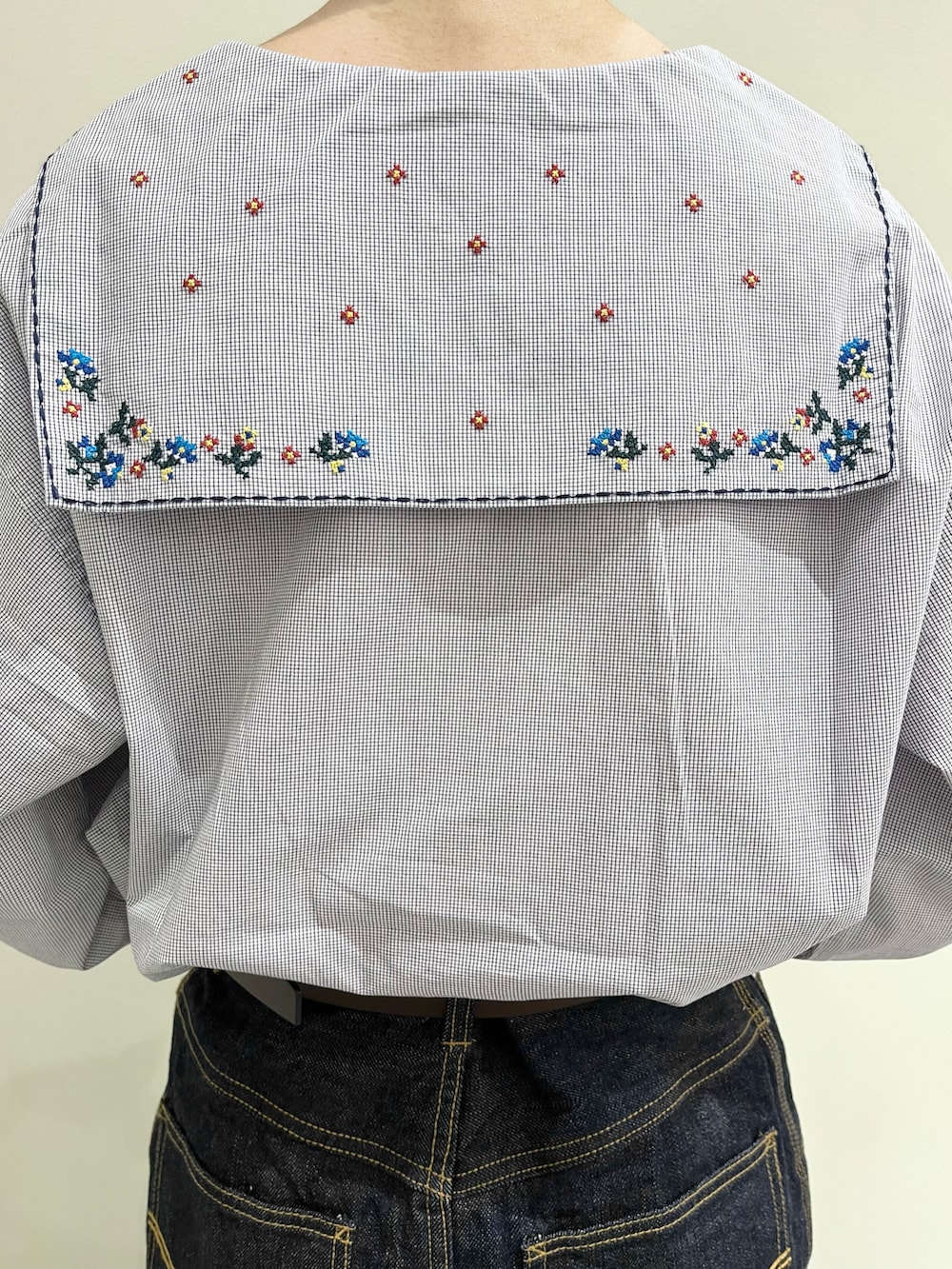 ブルー系のシャツ/ブラウス、ブルー系のデニムスカート、ホワイト系のトートバッグを着用したレディースの冬コーディネートの4枚目の写真