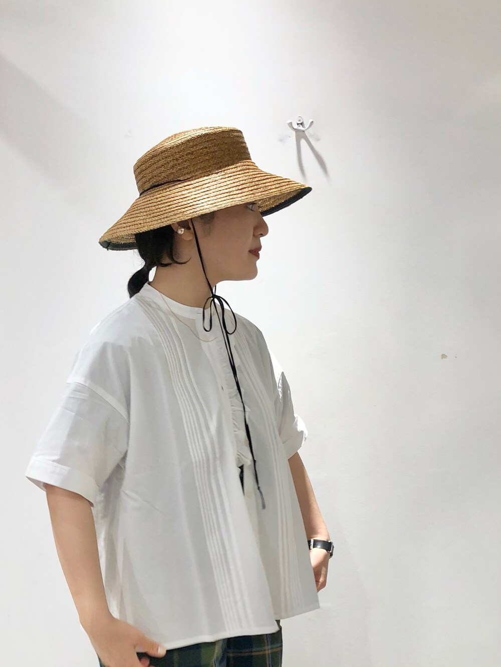 ホワイト系のシャツ/ブラウス、ブルー系のTシャツ/カットソー、グリーン系のその他パンツを着用したレディースの夏コーディネートの2枚目の写真