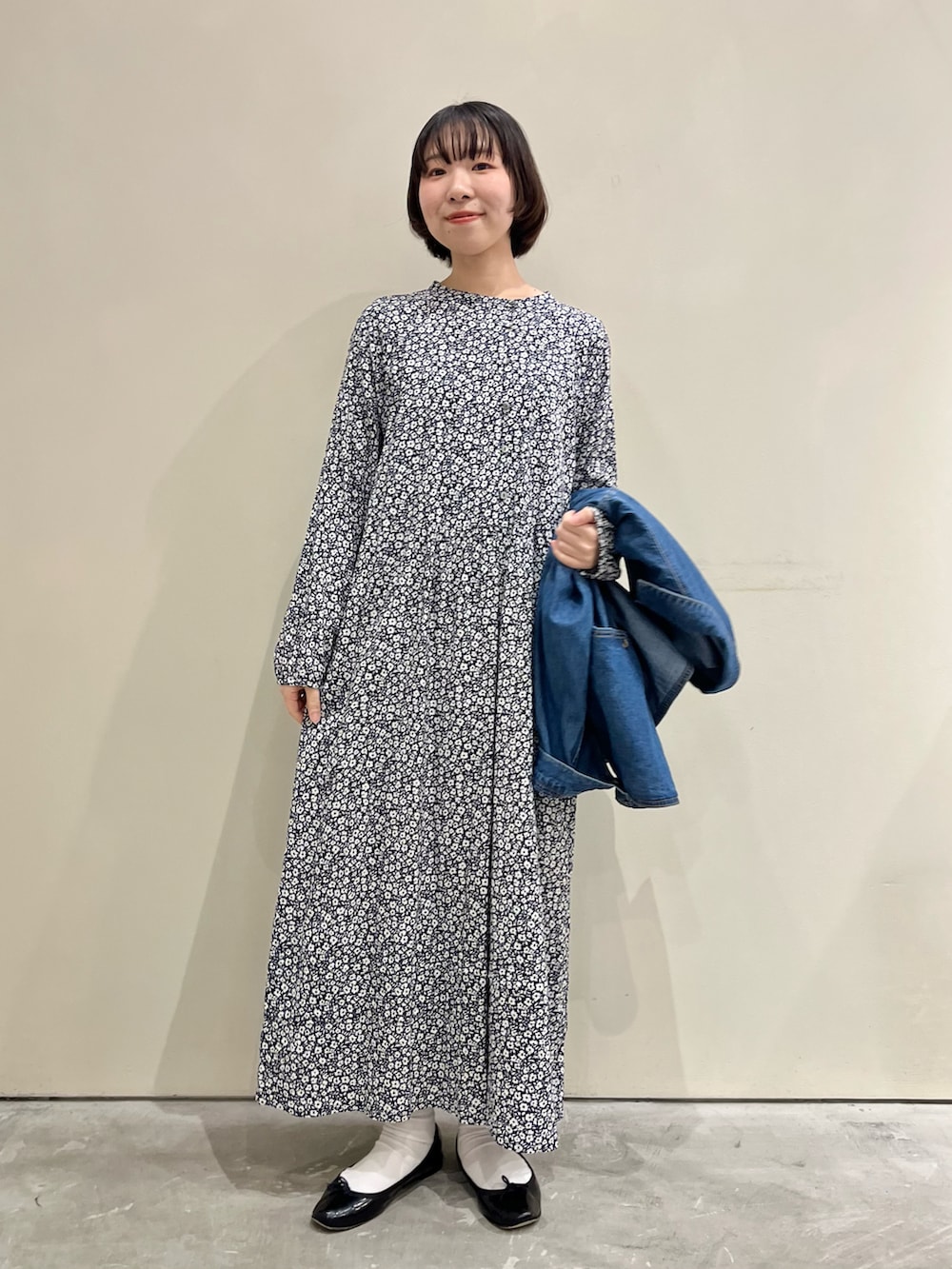 ブルー系のシャツ/ブラウス、その他のワンピースを着用したレディースの冬コーディネートの5枚目の写真