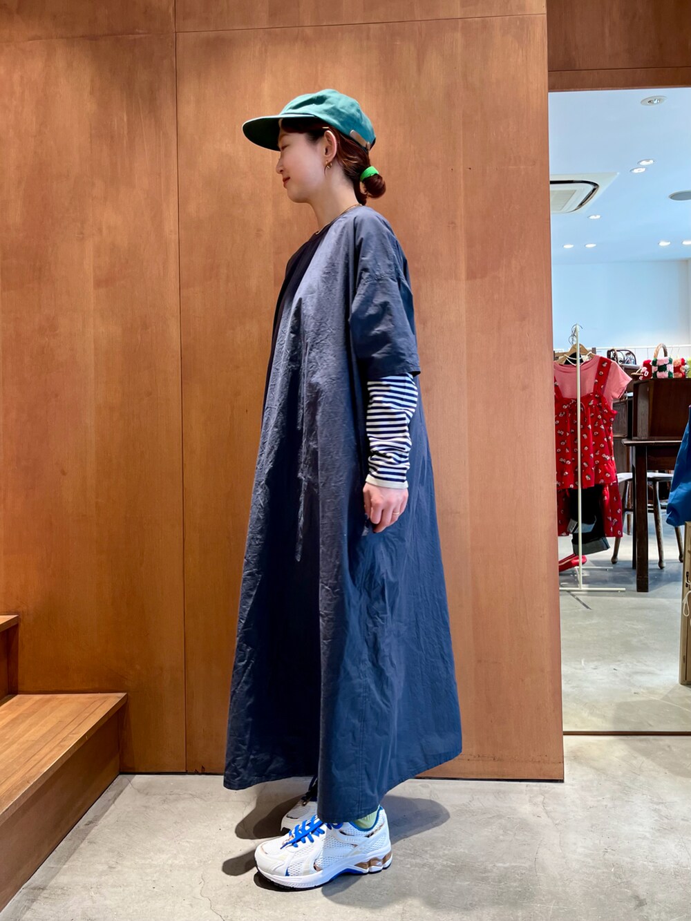 ブルー系のワンピース、ブルー系のTシャツ/カットソーを着用したレディースの春コーディネートの3枚目の写真