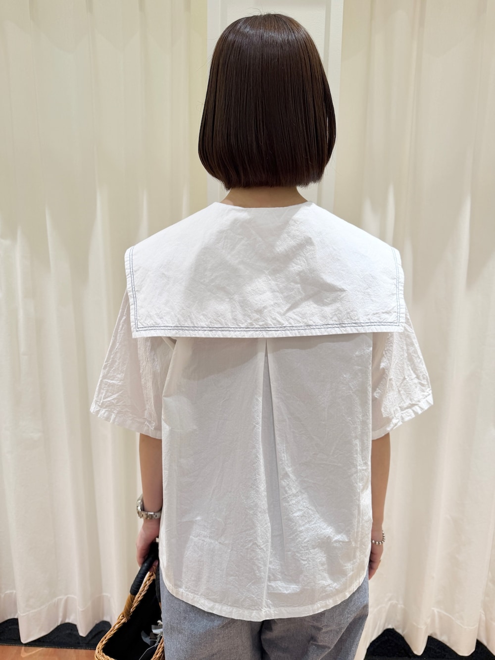 ホワイト系のシャツ/ブラウス、ブルー系のその他パンツ、ブラウン系のモカシン/デッキシューズを着用したレディースの春コーディネートの5枚目の写真
