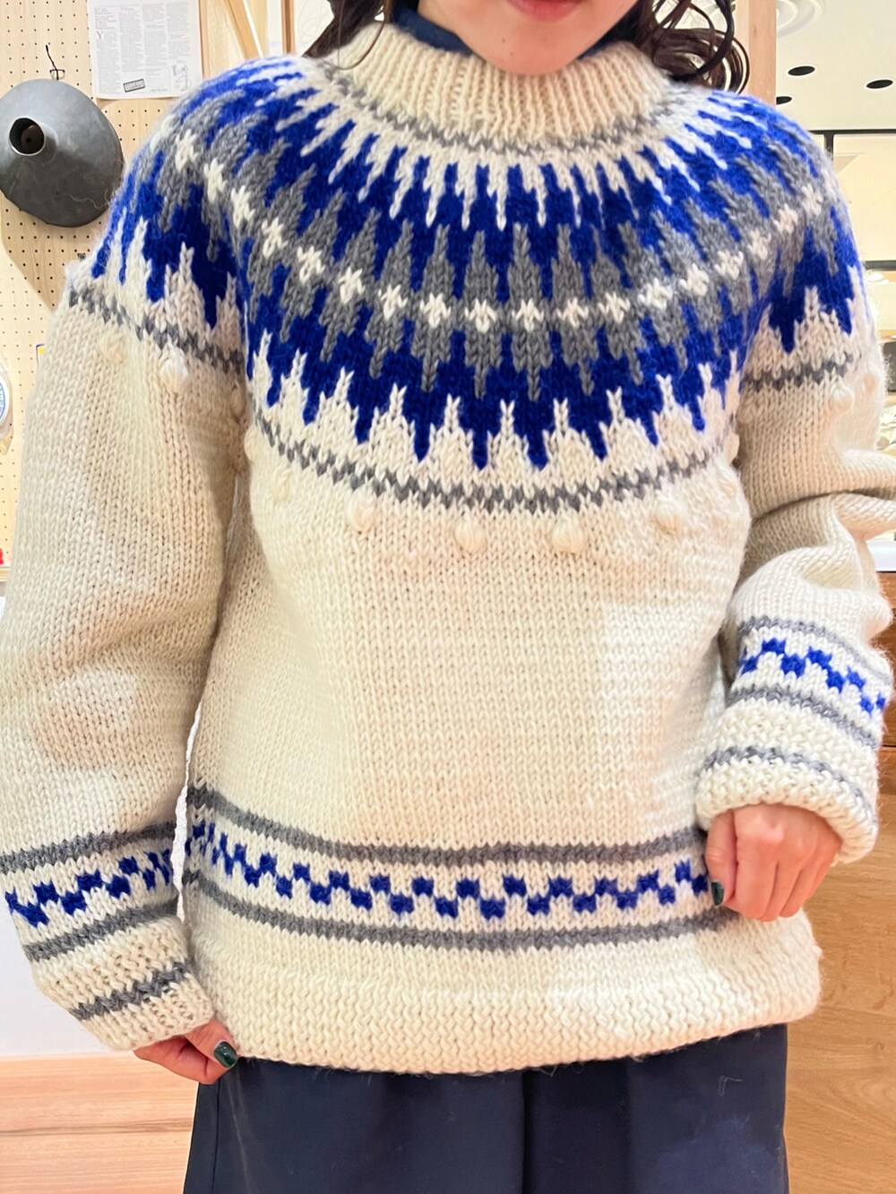 ホワイト系のニット/セーター、ブルー系のスラックス、ブルー系のシャツ/ブラウスを着用したレディースの秋コーディネートの4枚目の写真