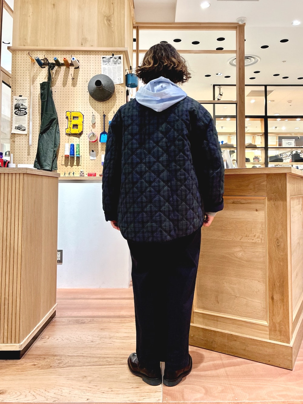 グレー系のスウェット、ブルー系のシャツ/ブラウス、ブルー系のブルゾンを着用したレディースの冬コーディネートの3枚目の写真