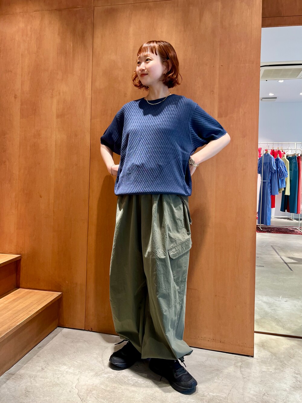 ブルー系のニット/セーター、その他のタンクトップ、グリーン系のその他パンツを着用したレディースの春コーディネートの2枚目の写真