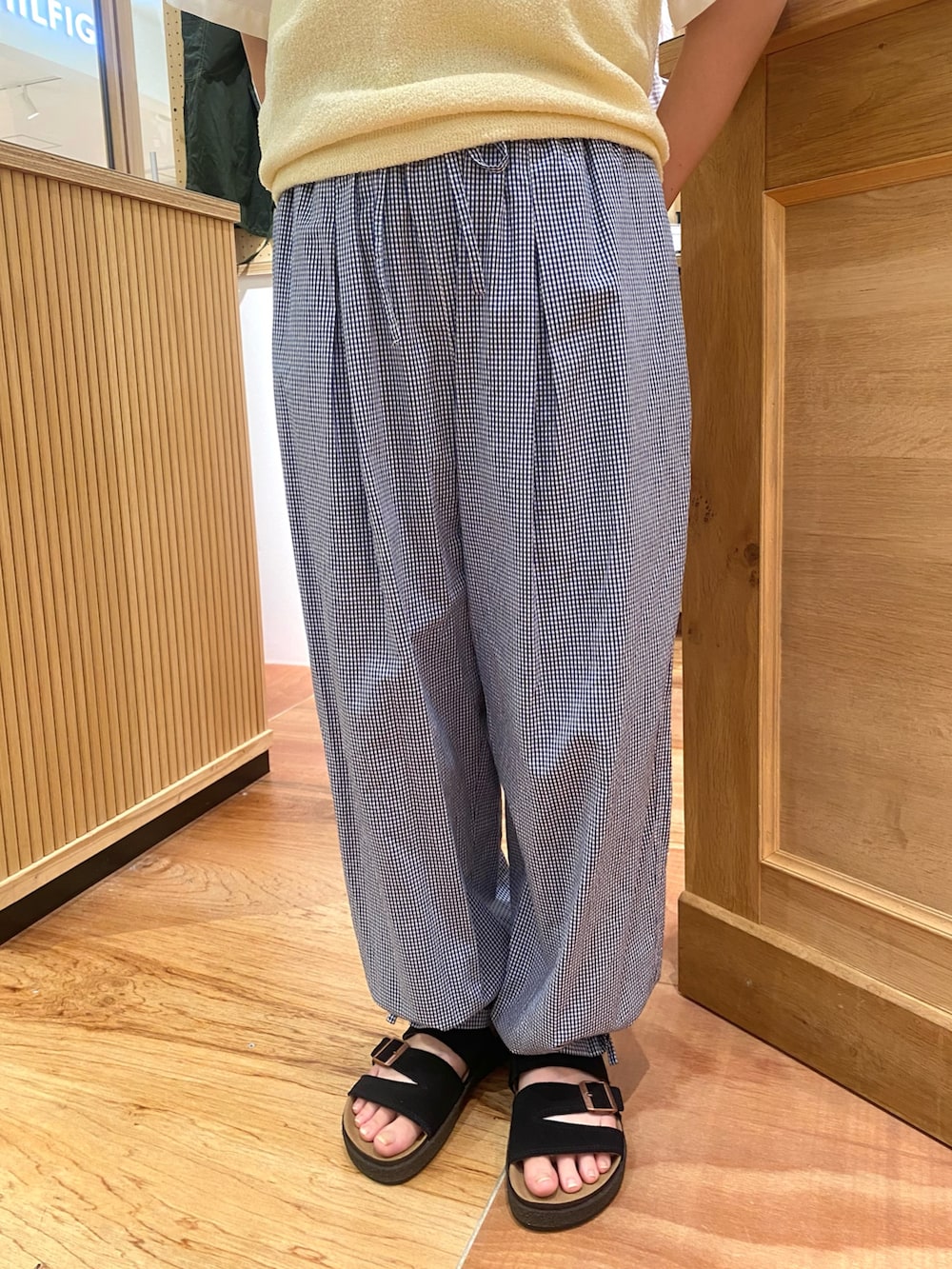 ブルー系のその他パンツ、ホワイト系のシャツ/ブラウス、ホワイト系のベストを着用したレディースの夏コーディネートの5枚目の写真