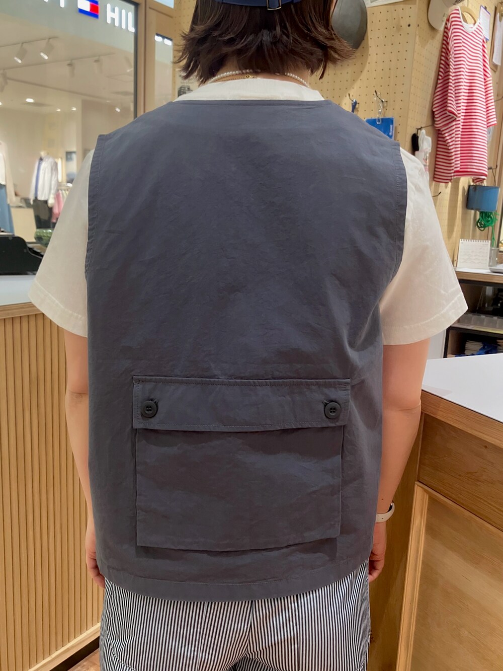 グレー系のベスト、ホワイト系のTシャツ/カットソー、その他のその他パンツを着用したレディースの春コーディネートの5枚目の写真