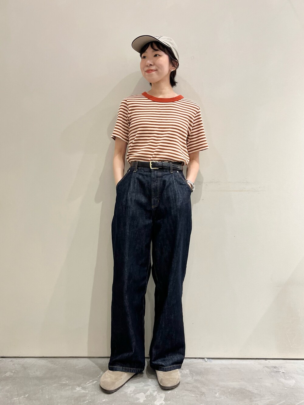 ホワイト系のTシャツ/カットソー、ブルー系のデニムパンツを着用したレディースの夏コーディネートの2枚目の写真