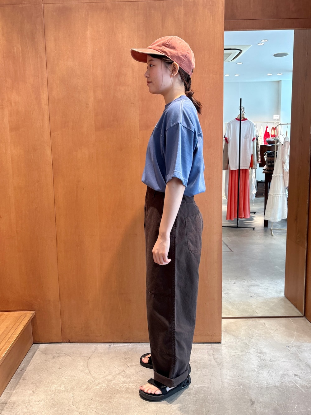 その他のシャツ/ブラウス、ブルー系のTシャツ/カットソー、ブラウン系のその他パンツを着用したレディースの夏コーディネートの4枚目の写真