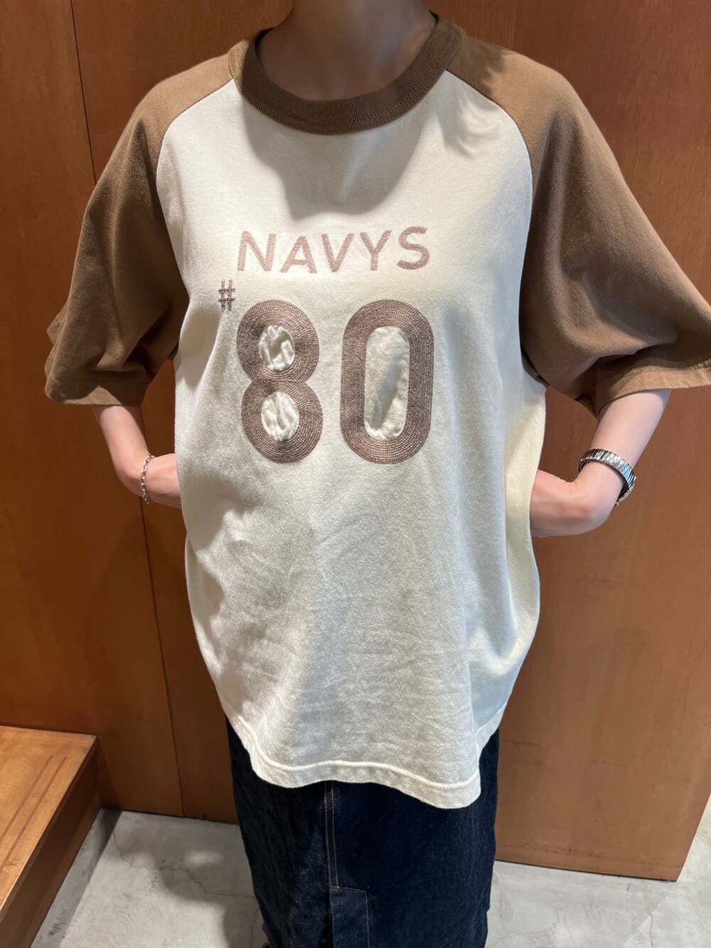 ブラウン系のTシャツ/カットソー、グリーン系のベスト、ブルー系のデニムスカートを着用したレディースの夏コーディネートの5枚目の写真