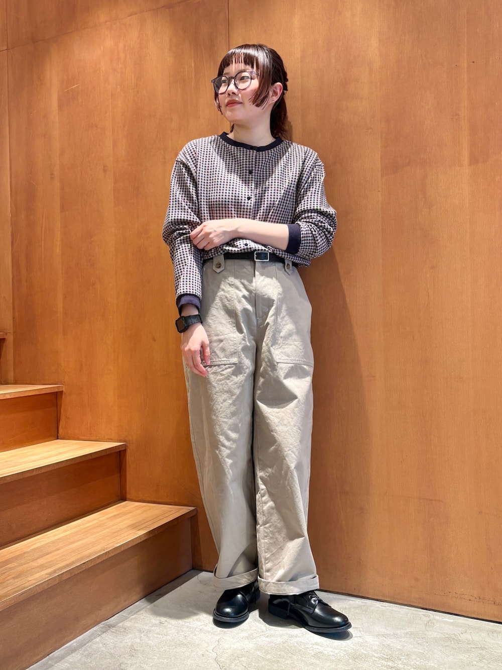 ピンク系のカーディガン/ボレロ、ベージュ系のチノパンツ、ブラック系のベルトを着用したレディースの春コーディネートの7枚目の写真