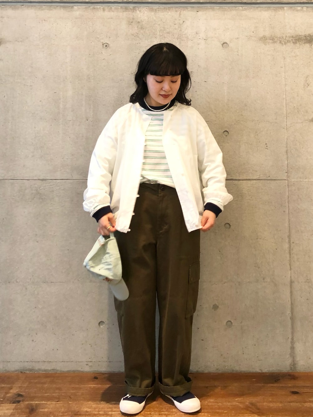 ホワイト系のTシャツ/カットソー、ホワイト系のシャツ/ブラウス、グリーン系のカーゴパンツを着用したレディースの冬コーディネートの3枚目の写真