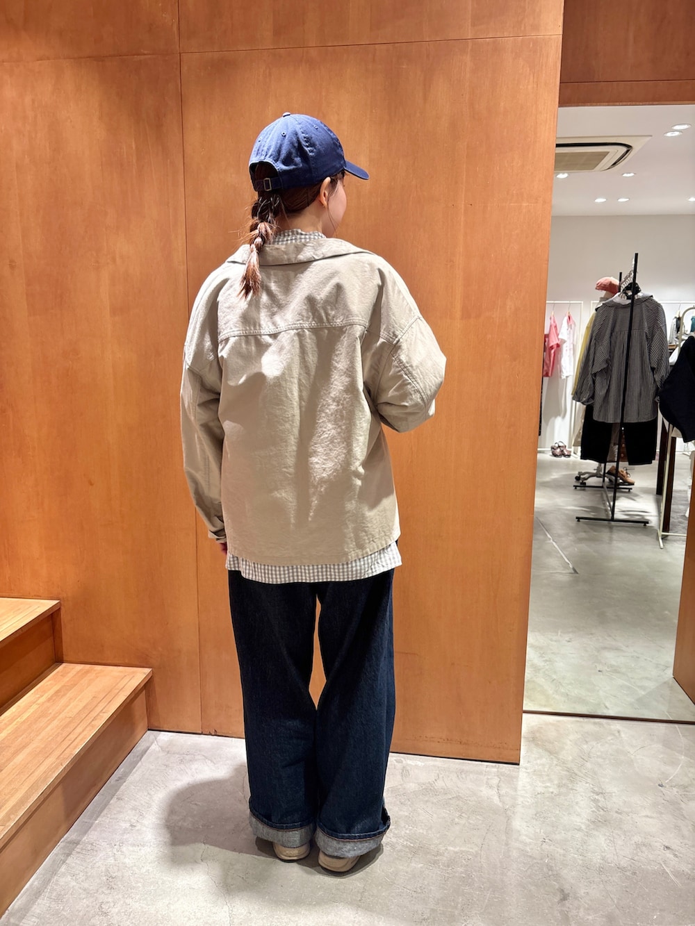 グレー系のシャツ/ブラウス、ベージュ系のシャツ/ブラウス、ブルー系のデニムパンツを着用したレディースの秋コーディネートの3枚目の写真
