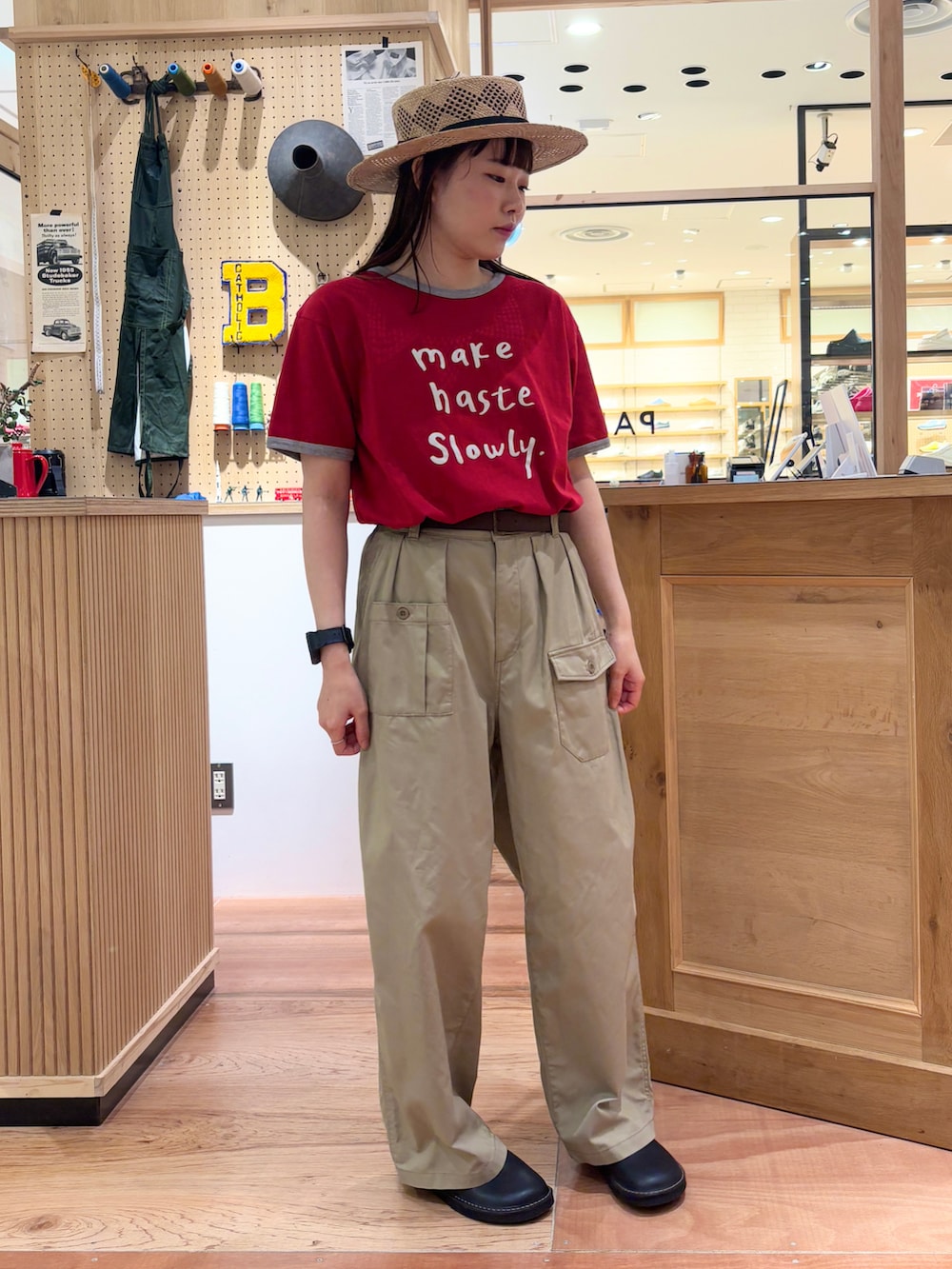 レッド系のTシャツ/カットソー、ベージュ系のその他パンツ、ブラウン系のベルトを着用したレディースの春コーディネートの4枚目の写真