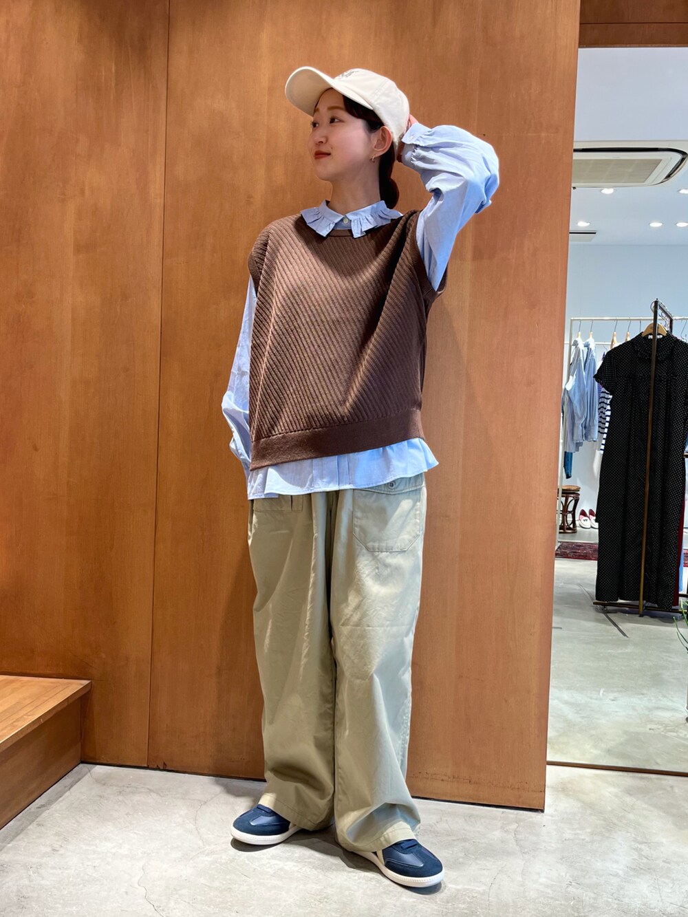 ブルー系のシャツ/ブラウス、ブラウン系のベスト、ベージュ系のその他パンツを着用したレディースの春コーディネートの2枚目の写真