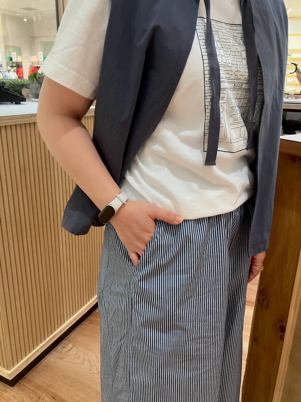 グレー系のベスト、ホワイト系のTシャツ/カットソー、その他のその他パンツを着用したレディースの春コーディネートの4枚目の写真