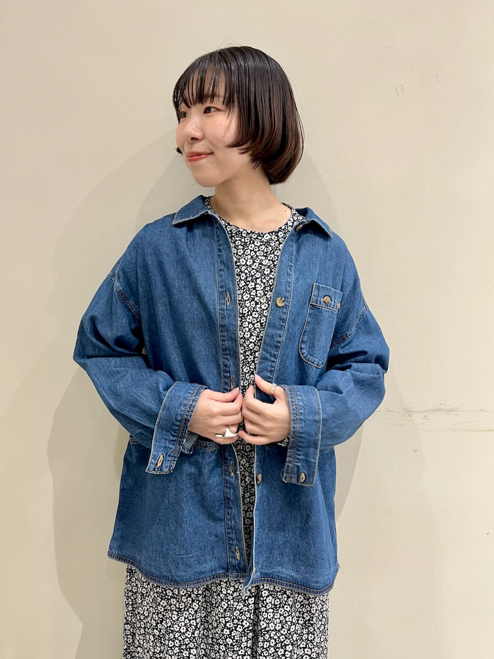 ブルー系のシャツ/ブラウス、その他のワンピースを着用したレディースの冬コーディネートの4枚目の写真