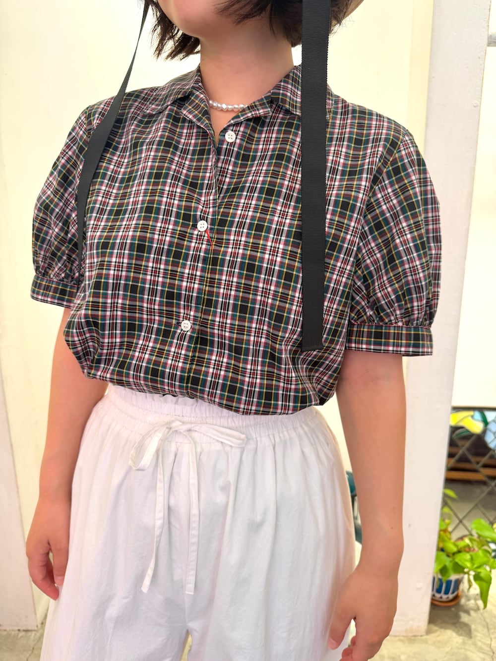 グリーン系のシャツ/ブラウス、ホワイト系のその他パンツを着用したレディースの夏コーディネートの4枚目の写真
