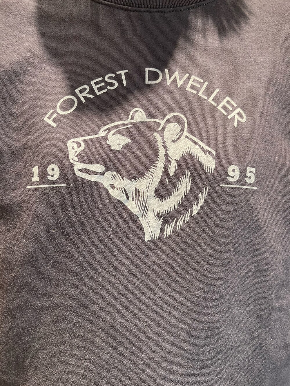 ブルー系のデニムパンツ、ブルー系のスウェット、ブルー系のトップスを着用したレディースの秋コーディネートの4枚目の写真