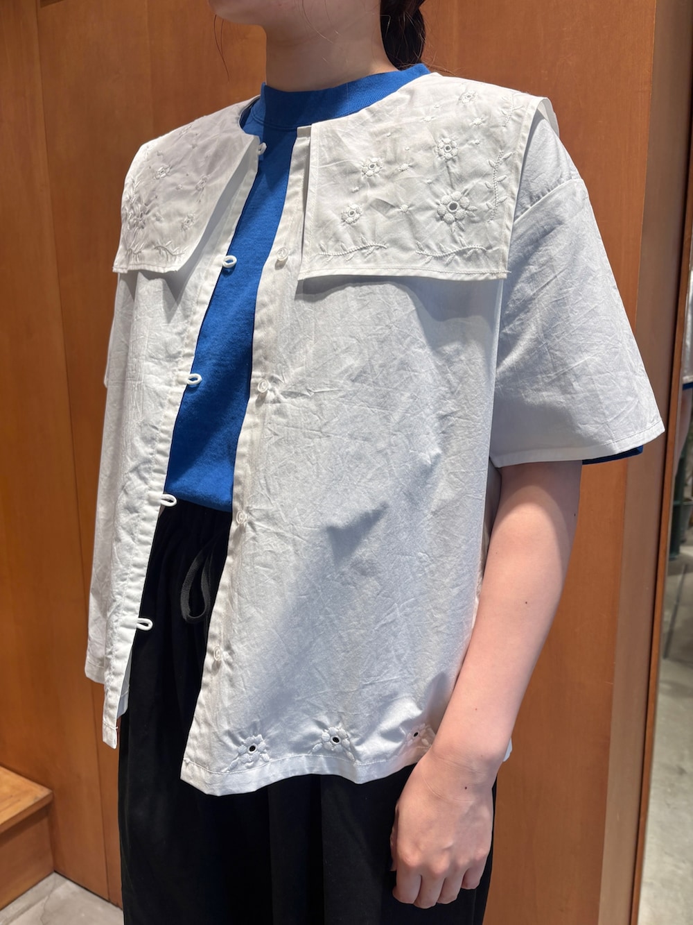 ホワイト系のシャツ/ブラウス、ブルー系のTシャツ/カットソー、ブラック系のその他パンツを着用したレディースの夏コーディネートの4枚目の写真