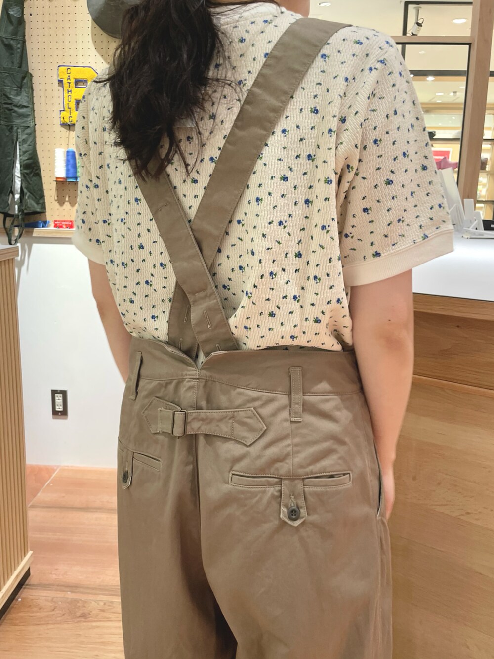 グリーン系のその他パンツ、ブルー系のTシャツ/カットソー、ブラック系のベストを着用したレディースの夏コーディネートの4枚目の写真