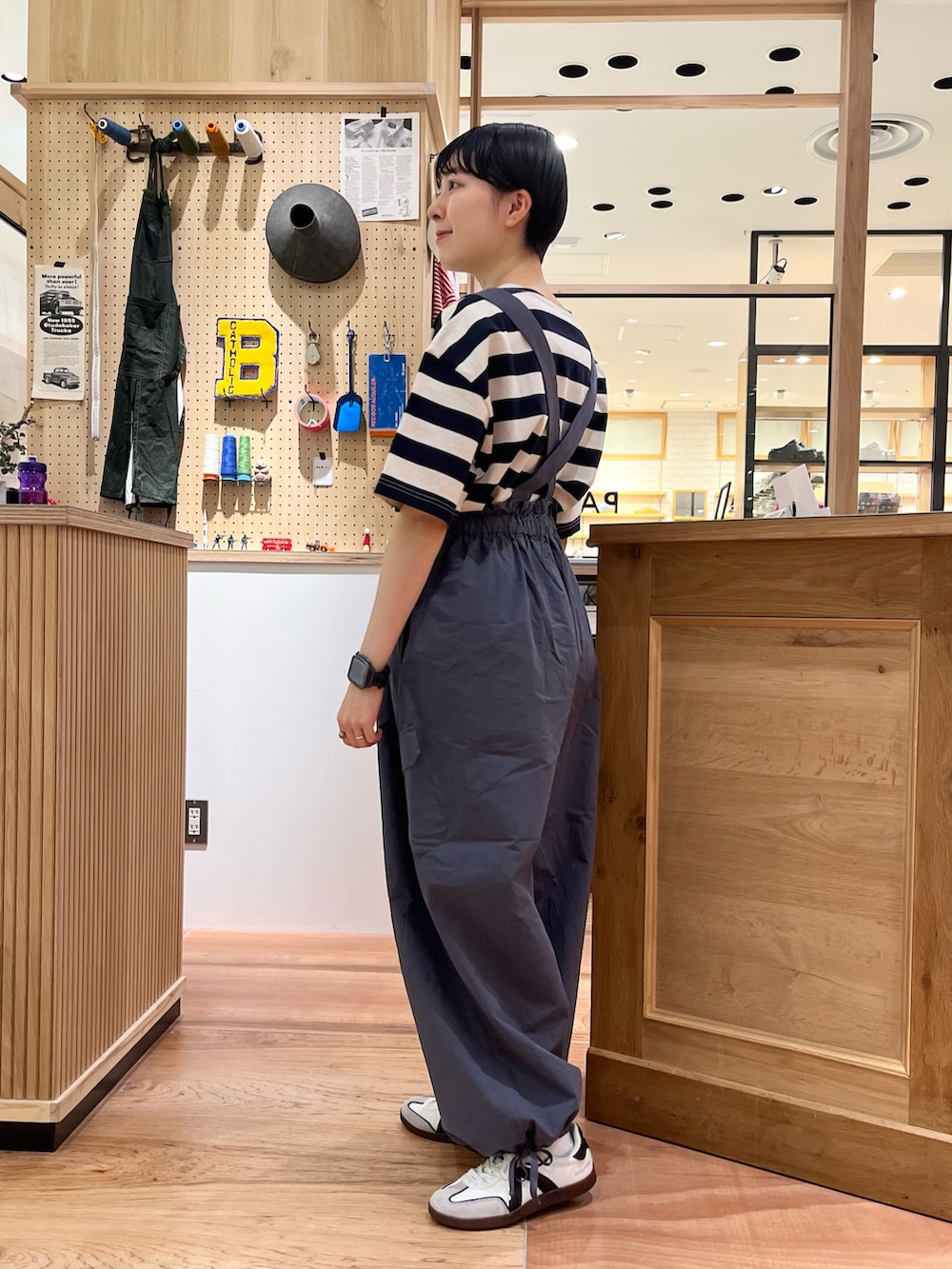 グレー系のベスト、グレー系のその他パンツ、ブルー系のTシャツ/カットソーを着用したレディースの春コーディネートの5枚目の写真