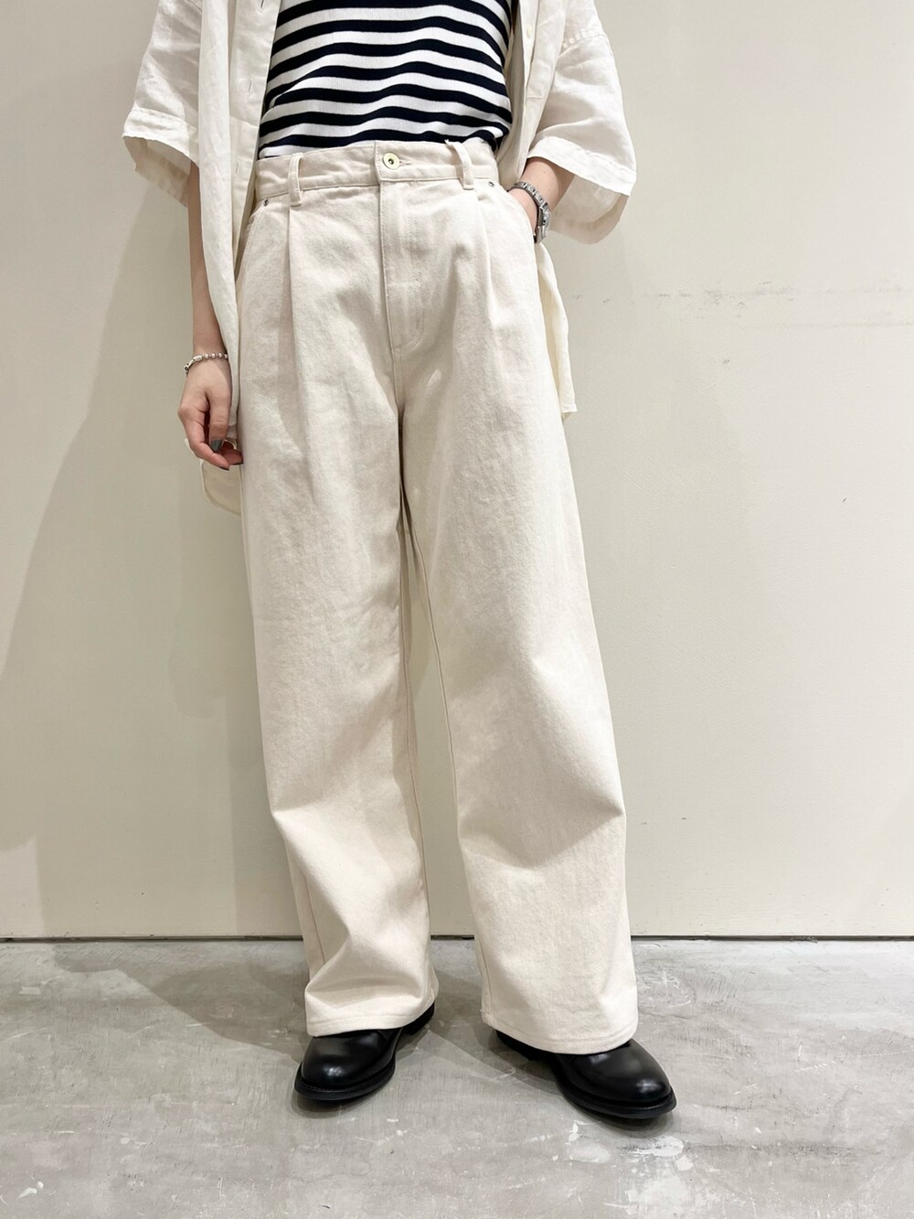 ホワイト系のシャツ/ブラウス、その他のタンクトップ、ホワイト系のその他パンツを着用したレディースの春コーディネートの5枚目の写真