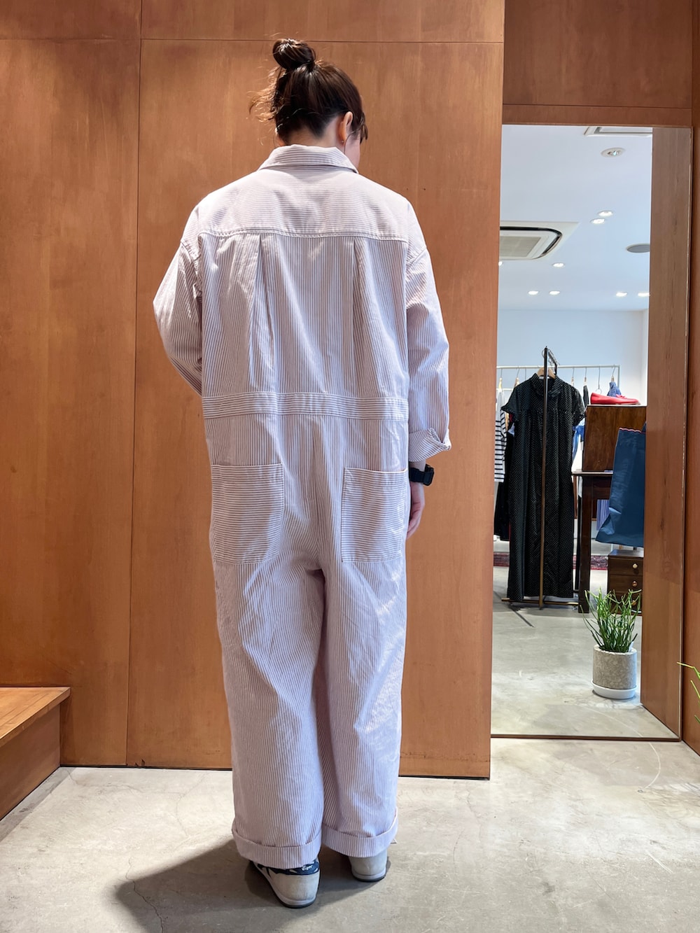 レッド系のつなぎ/オールインワン、オレンジ系のTシャツ/カットソーを着用したレディースの春コーディネートの3枚目の写真