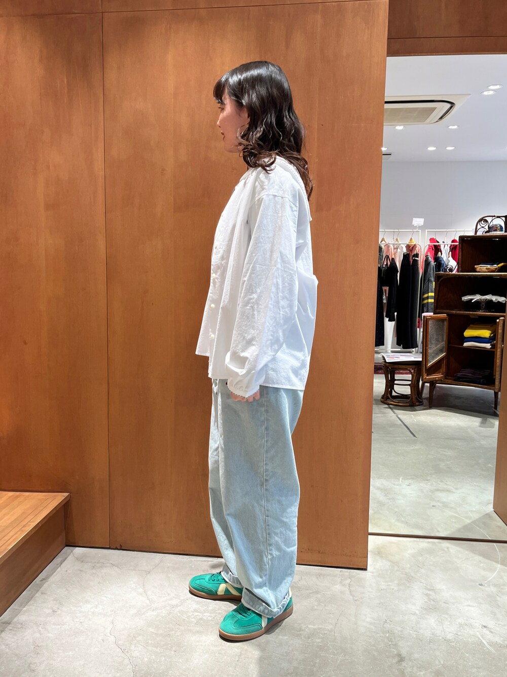 グレー系のTシャツ/カットソー、ホワイト系のシャツ/ブラウス、ブラウン系のベルトを着用したレディースの冬コーディネートの2枚目の写真