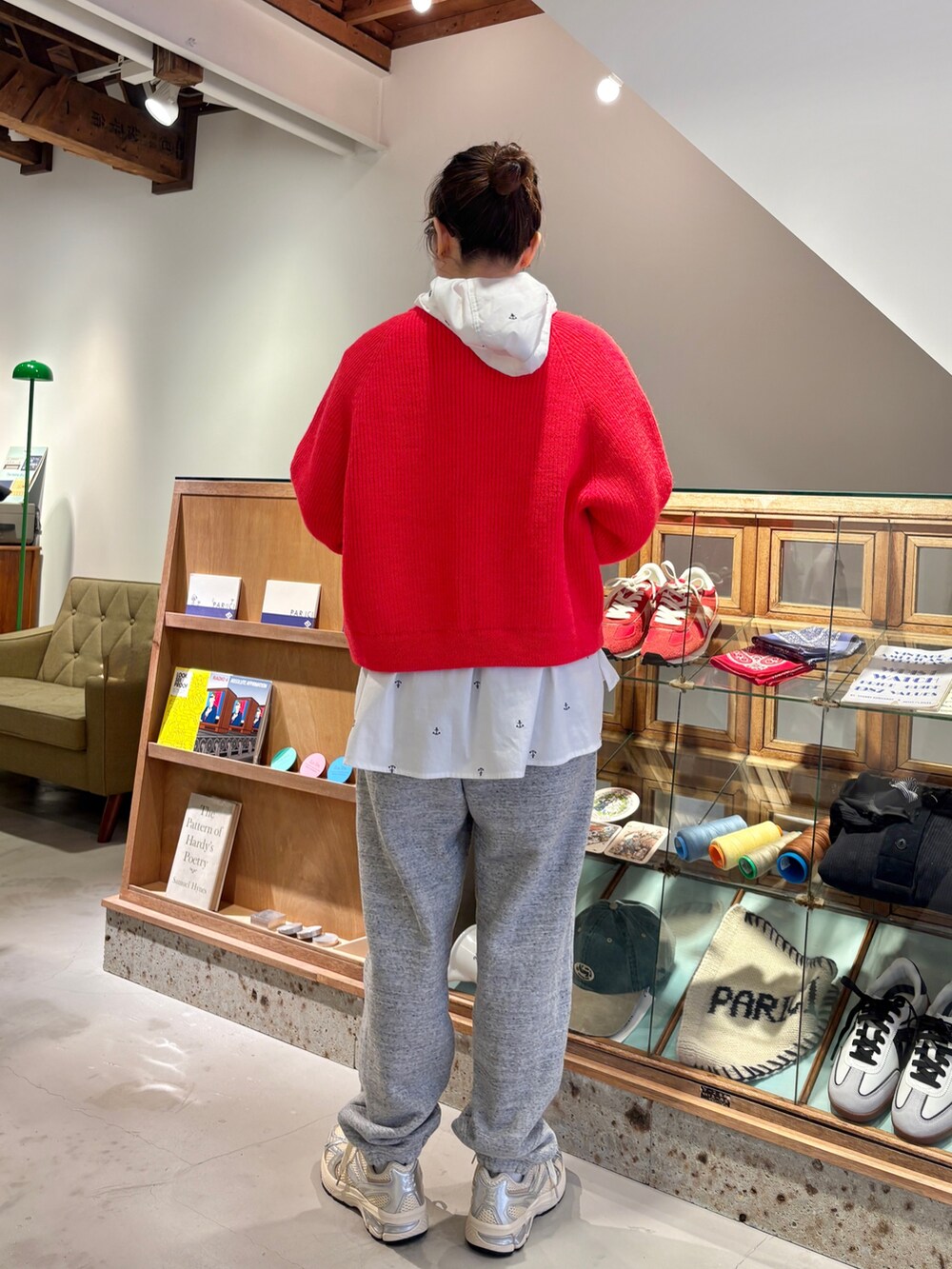 ホワイト系のシャツ/ブラウス、オレンジ系のカーディガン/ボレロ、グレー系のスウェットパンツを着用したレディースの冬コーディネートの2枚目の写真