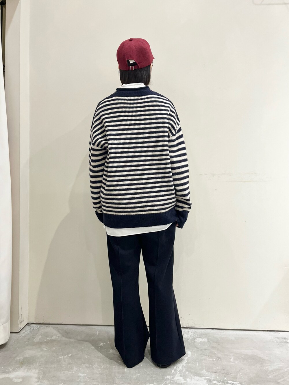 その他のニット/セーター、ホワイト系のシャツ/ブラウスを着用したレディースの秋コーディネートの2枚目の写真