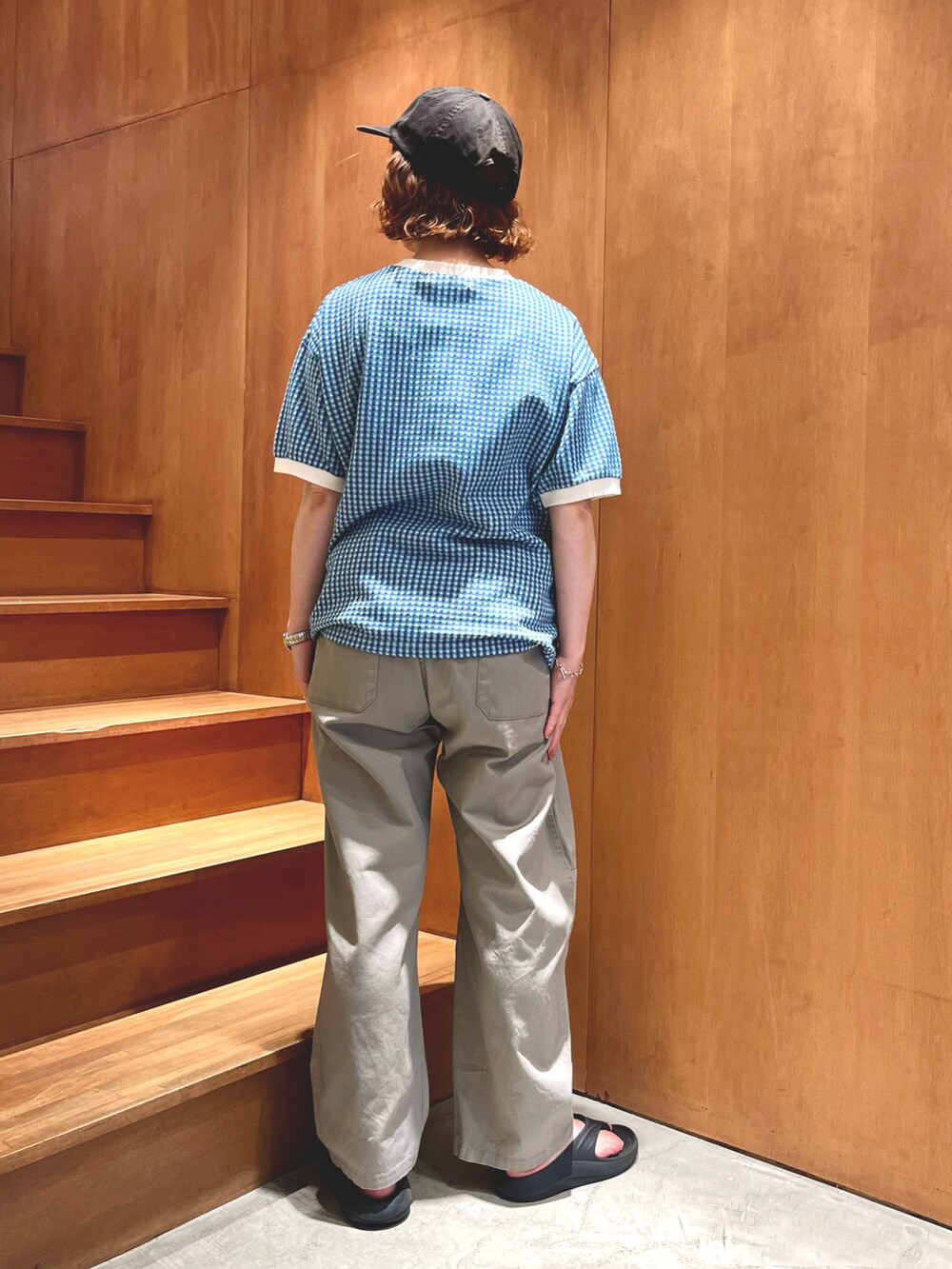 ブルー系のTシャツ/カットソー、グレー系のその他パンツを着用したレディースの夏コーディネートの2枚目の写真