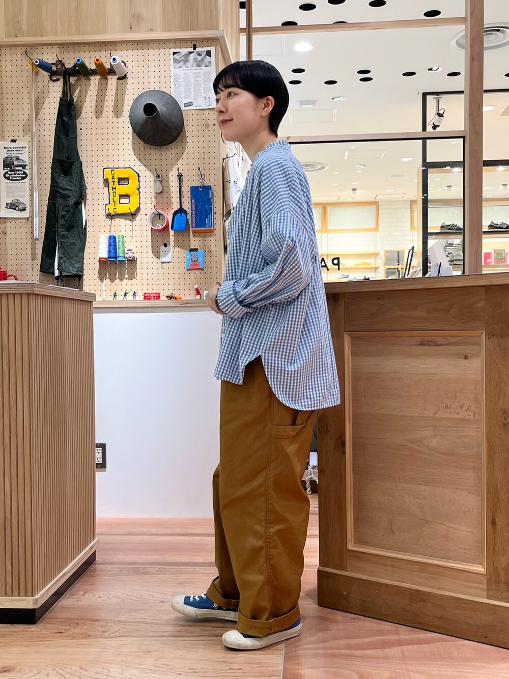 ブルー系のTシャツ/カットソー、ブルー系のシャツ/ブラウス、ブラウン系のサロペット/オーバーオールを着用したレディースの春コーディネートの2枚目の写真