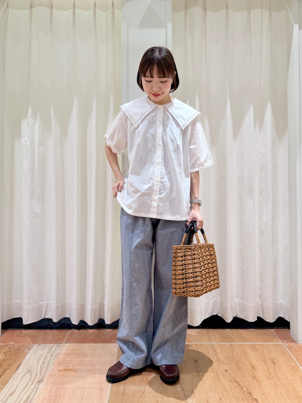 ホワイト系のシャツ/ブラウス、ブルー系のその他パンツ、ブラウン系のモカシン/デッキシューズを着用したレディースの春コーディネートの2枚目の写真