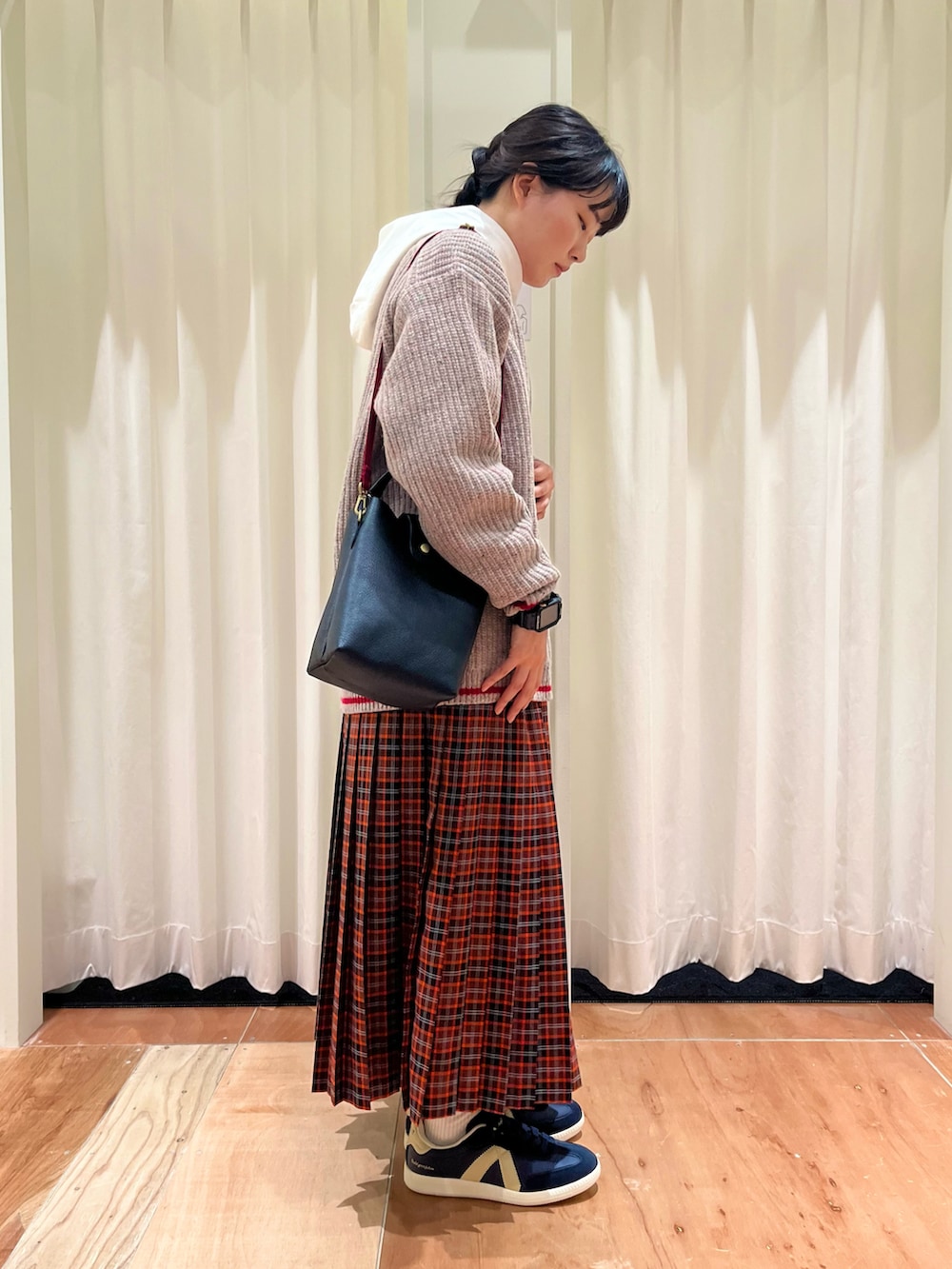 その他のニット/セーター、レッド系のスカート、ホワイト系のTシャツ/カットソーを着用したレディースの冬コーディネートの2枚目の写真