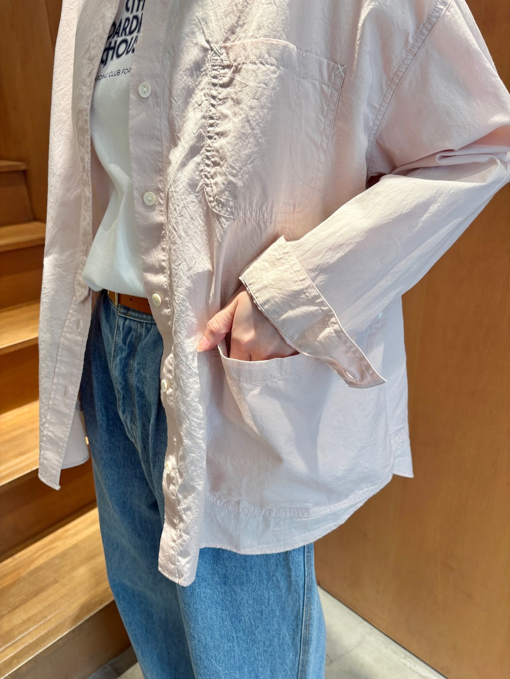 ピンク系のシャツ/ブラウス、ブルー系のデニムパンツ、ベージュ系のモカシン/デッキシューズを着用したレディースの春コーディネートの5枚目の写真