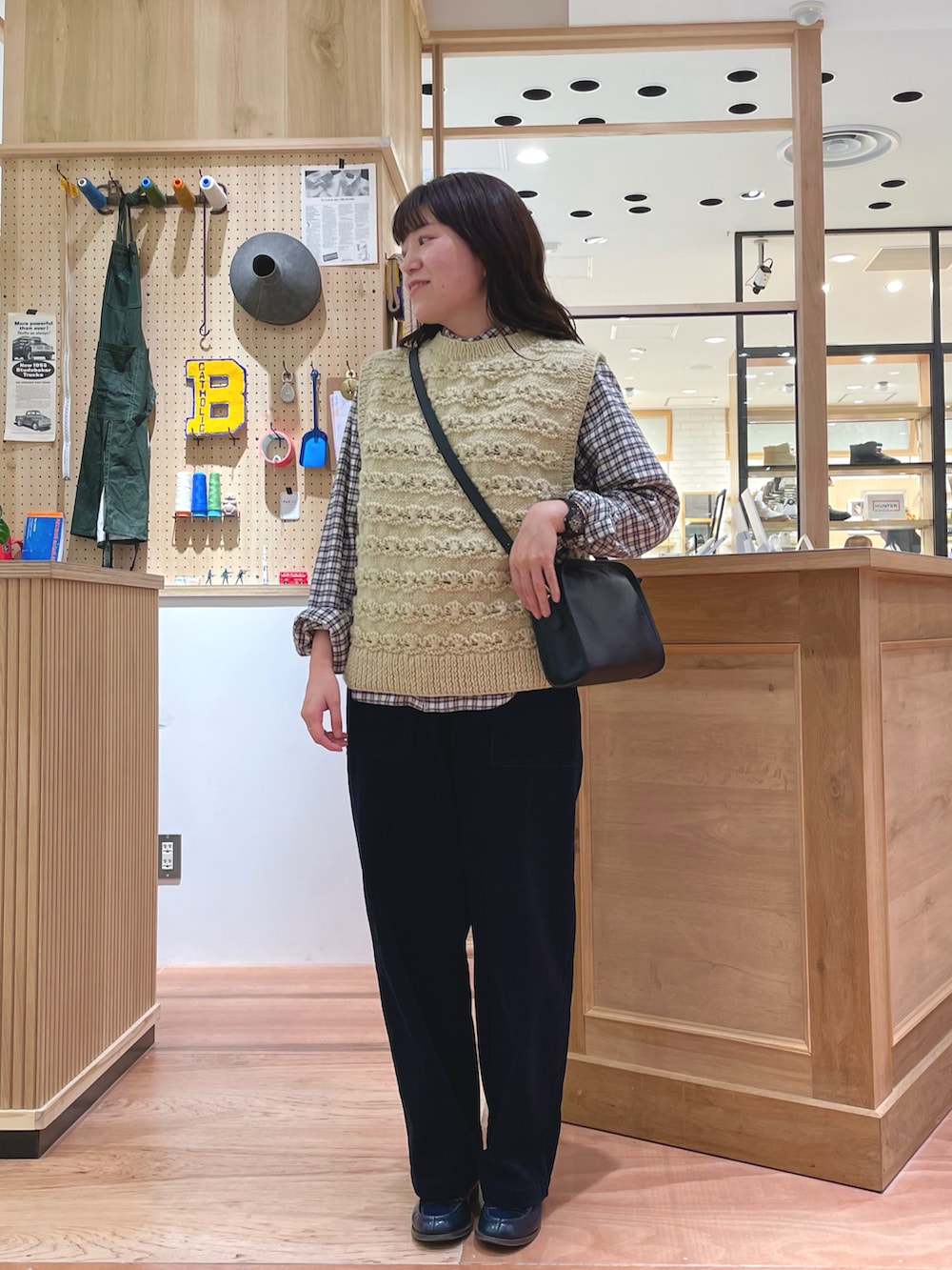 ブルー系のその他パンツ、ホワイト系のベスト、ホワイト系のシャツ/ブラウスを着用したレディースの冬コーディネートの2枚目の写真