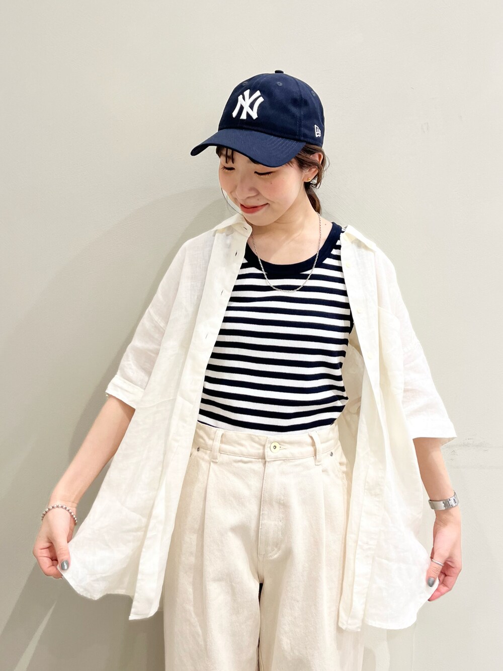 ホワイト系のシャツ/ブラウス、その他のタンクトップ、ホワイト系のその他パンツを着用したレディースの春コーディネートの4枚目の写真