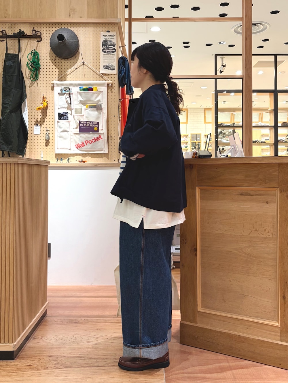 ブルー系のデニムパンツ、ブルー系のシャツ/ブラウス、ブルー系のTシャツ/カットソーを着用したレディースの秋コーディネートの2枚目の写真