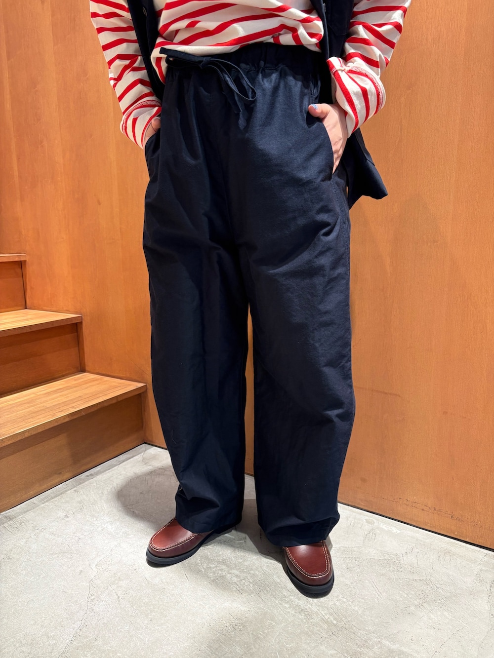 ブルー系のベスト、ブルー系のその他パンツ、レッド系のTシャツ/カットソーを着用したレディースの秋コーディネートの3枚目の写真