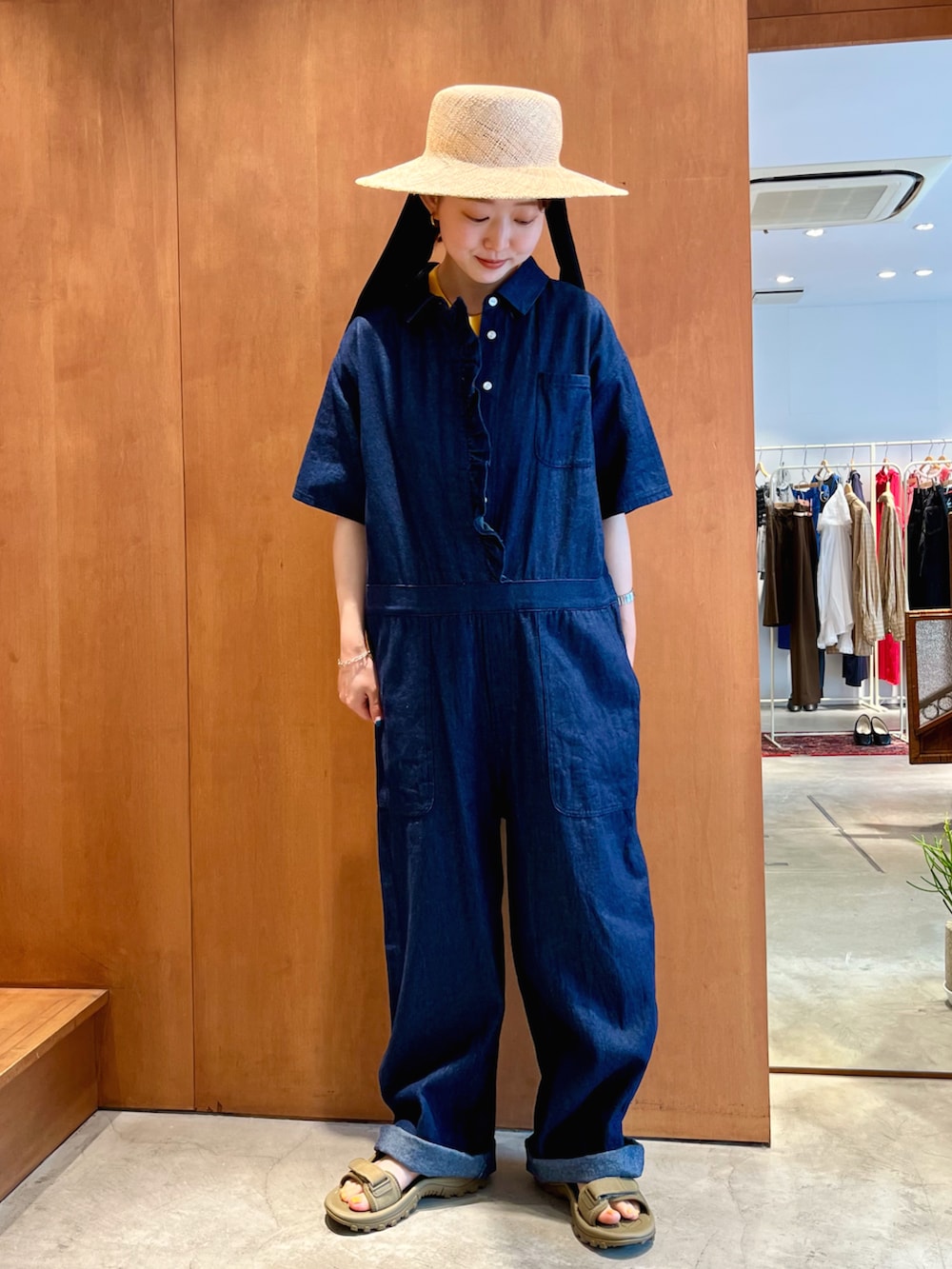 ブルー系のつなぎ/オールインワン、イエロー系のTシャツ/カットソーを着用したレディースの春コーディネートの2枚目の写真