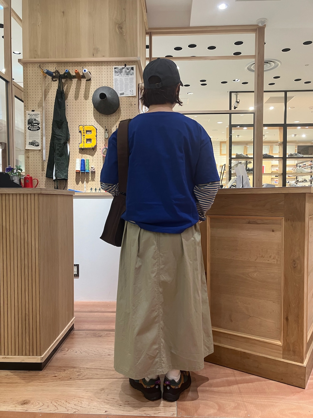 ブルー系のTシャツ/カットソー、ブルー系のTシャツ/カットソー、ベージュ系のスカートを着用したレディースの春コーディネートの2枚目の写真