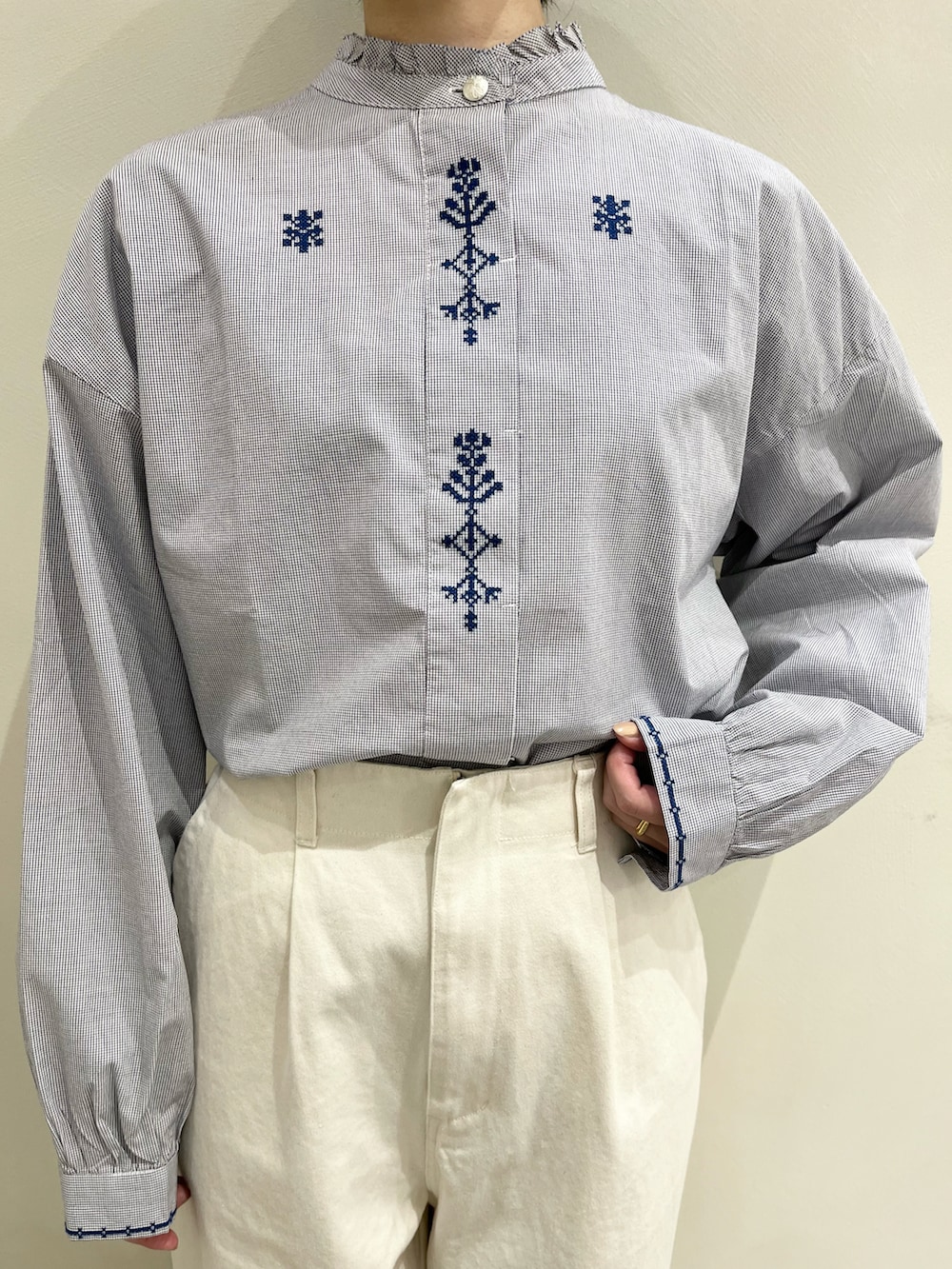 ブルー系のシャツ/ブラウス、ホワイト系のチノパンツ、ホワイト系のカバーオールを着用したレディースの冬コーディネートの3枚目の写真