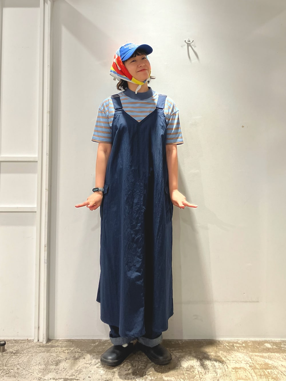 ブルー系のTシャツ/カットソー、ブルー系のジャンパースカート、ブルー系のその他パンツを着用したレディースの夏コーディネートの2枚目の写真