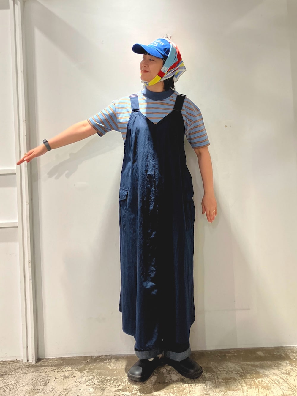 ブルー系のTシャツ/カットソー、ブルー系のジャンパースカート、ブルー系のその他パンツを着用したレディースの夏コーディネートの4枚目の写真