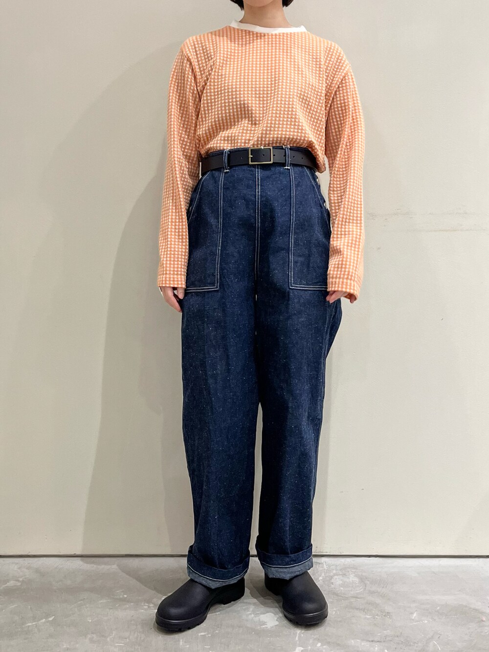 オレンジ系のTシャツ/カットソー、ブルー系のベスト、ブルー系のその他パンツを着用したレディースの冬コーディネートの5枚目の写真