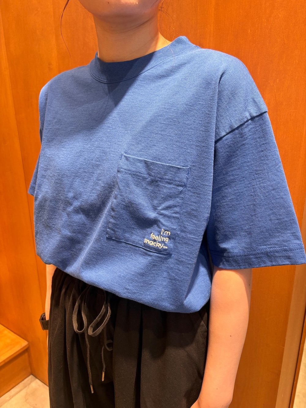 ホワイト系のシャツ/ブラウス、ブルー系のTシャツ/カットソー、ブラック系のその他パンツを着用したレディースの夏コーディネートの7枚目の写真