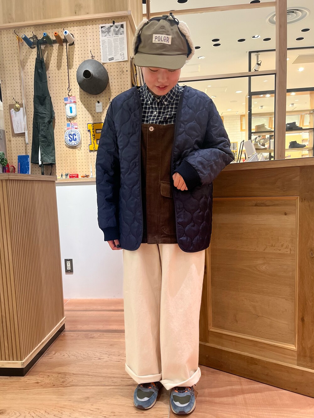 ブルー系のシャツ/ブラウス、ホワイト系のデニムパンツ、グリーン系のモッズコートを着用したレディースの秋コーディネートの4枚目の写真